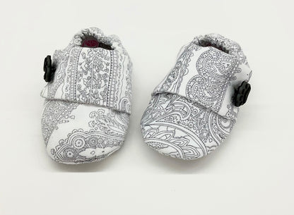 Sneackers:Gray Print Foot Button #370;